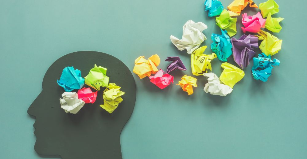 Głowa i karteczki, symbol pozbywania się negatywnych myśli