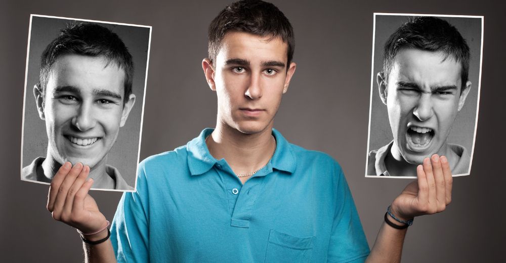 Człowiek pokazuje swoje 2 fotografie