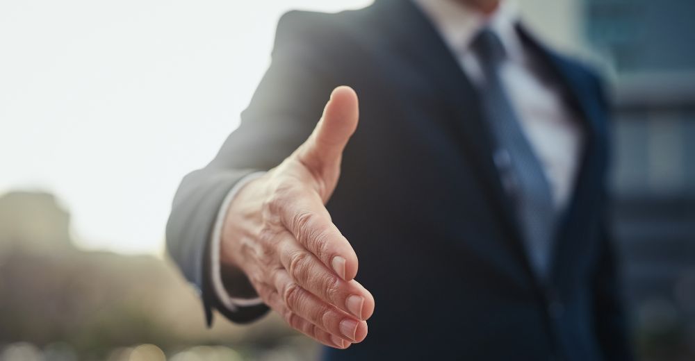 wyciągnięta ręka na powitanie