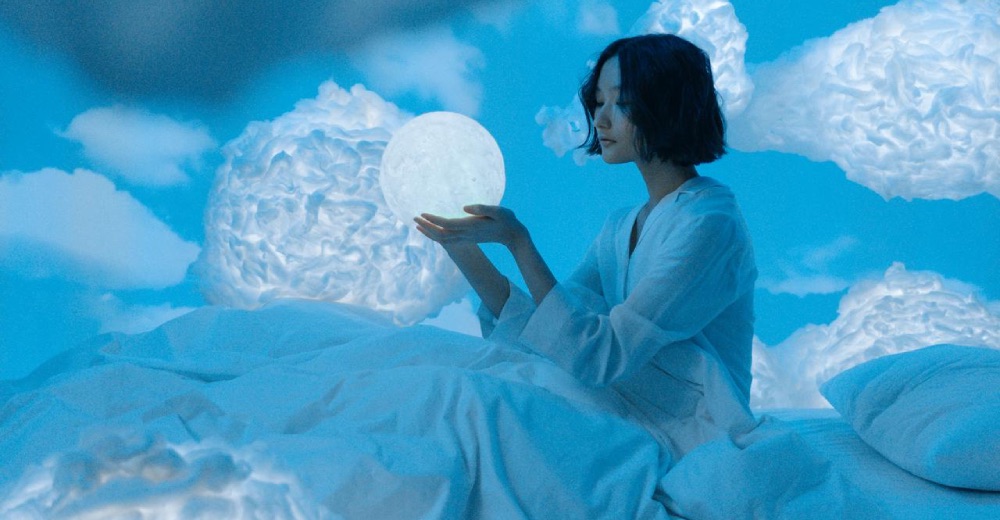 Kobieta trzyma kula i marzy