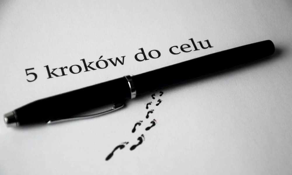 Długopis i kartka z napisem 5 kroków do celu